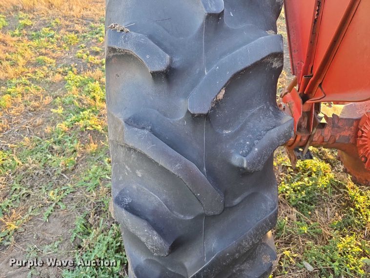 image for item ES2529 International Harvester Farmall 706 tractor