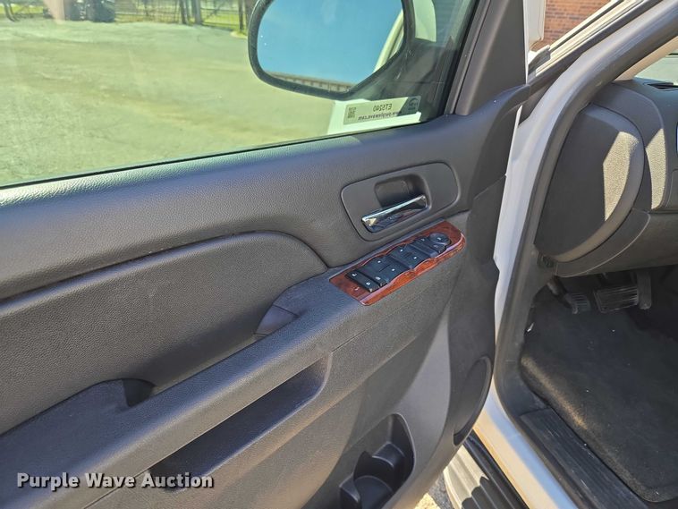 image for item ET5240 2012 Chevrolet Suburban SUV