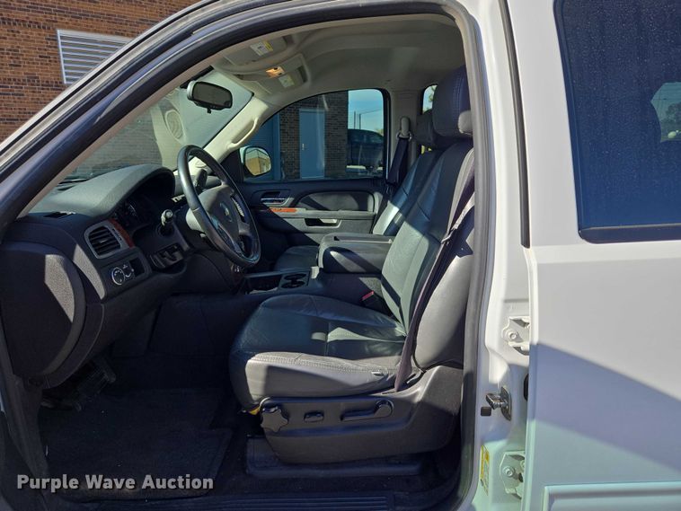 image for item ET5240 2012 Chevrolet Suburban SUV