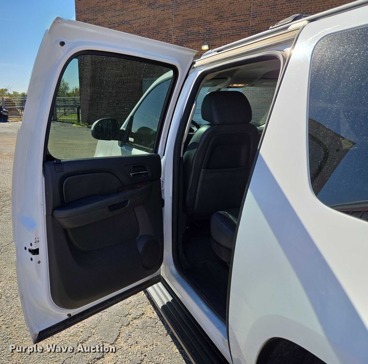 image for item ET5240 2012 Chevrolet Suburban SUV