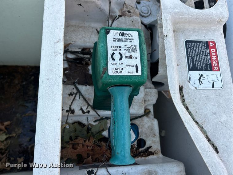 image for item ET6587 2014 International 4300 forestry bucket truck