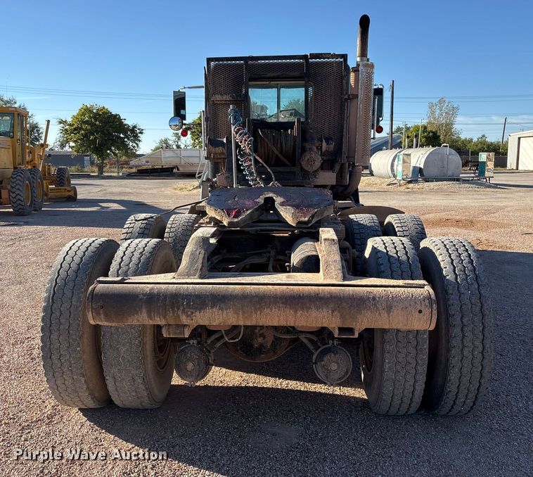 image for item ET7178 1990 Freightliner FLD semi truck