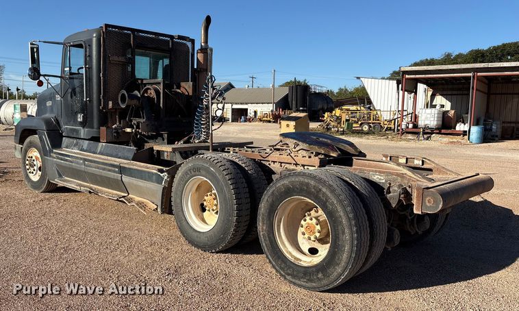 image for item ET7178 1990 Freightliner FLD semi truck