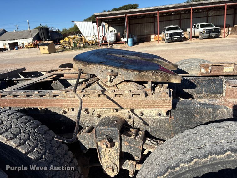 image for item ET7178 1990 Freightliner FLD semi truck