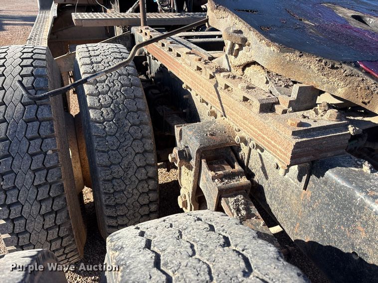 image for item ET7178 1990 Freightliner FLD semi truck