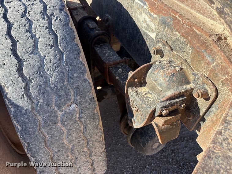 image for item ET7178 1990 Freightliner FLD semi truck