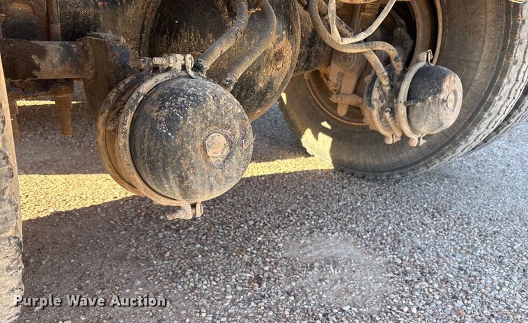 image for item ET7178 1990 Freightliner FLD semi truck