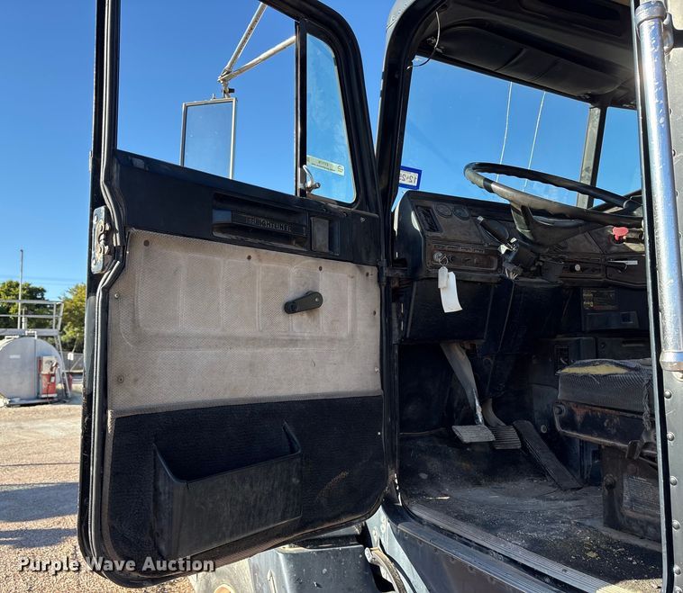 image for item ET7178 1990 Freightliner FLD semi truck