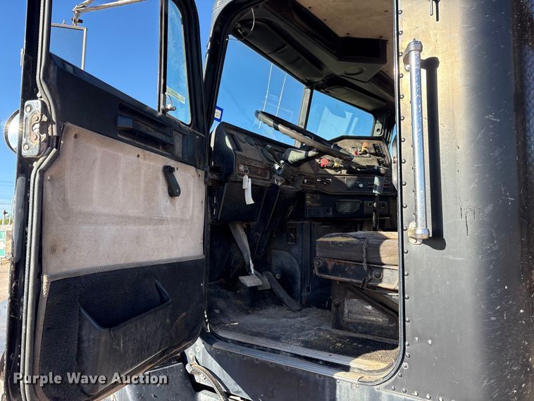 image for item ET7178 1990 Freightliner FLD semi truck