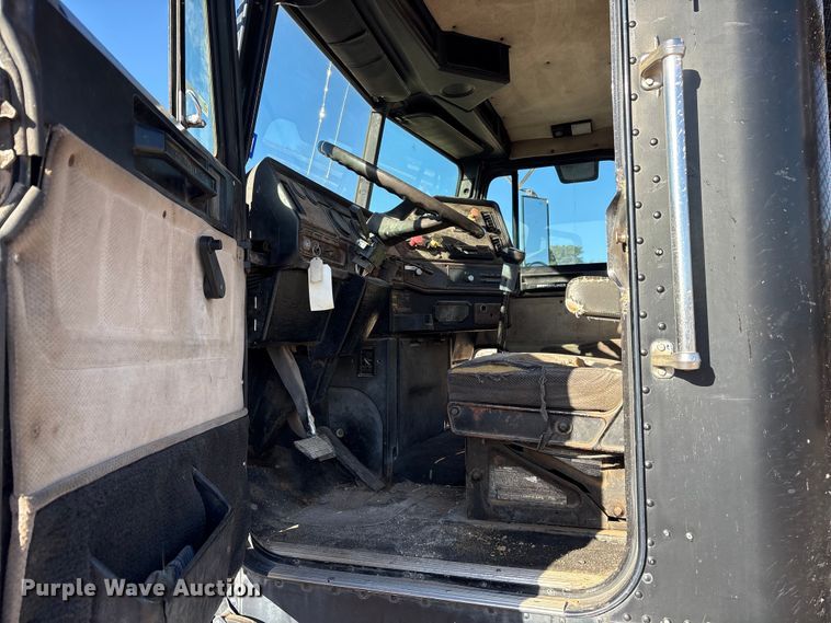 image for item ET7178 1990 Freightliner FLD semi truck