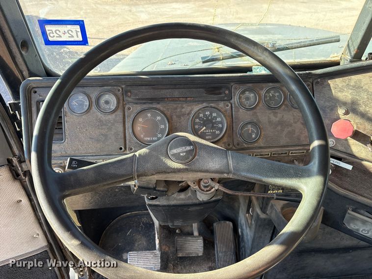 image for item ET7178 1990 Freightliner FLD semi truck