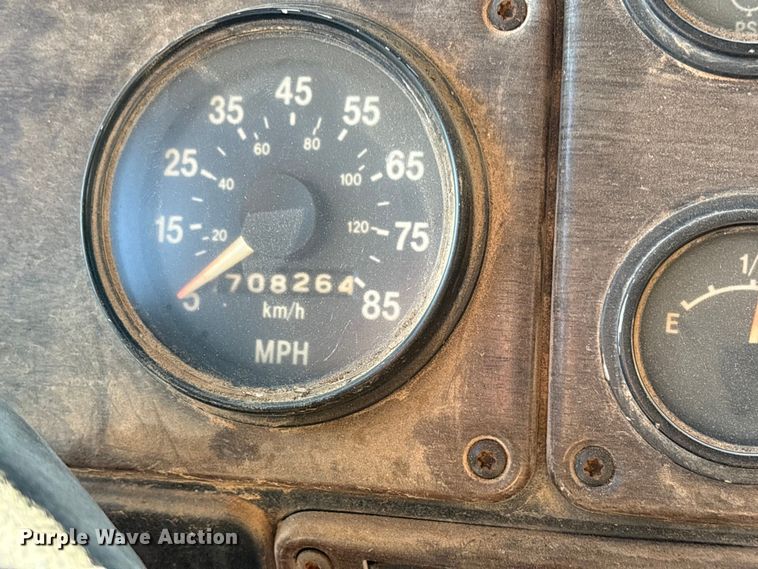 image for item ET7178 1990 Freightliner FLD semi truck