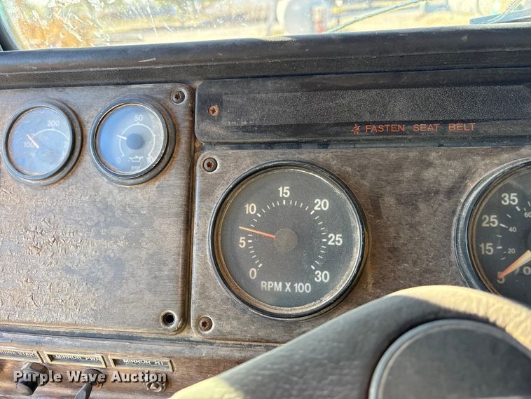 image for item ET7178 1990 Freightliner FLD semi truck