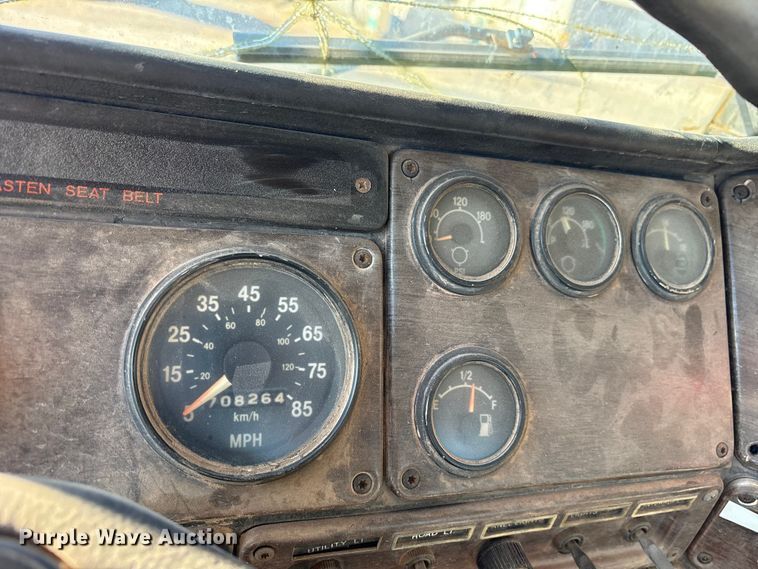 image for item ET7178 1990 Freightliner FLD semi truck