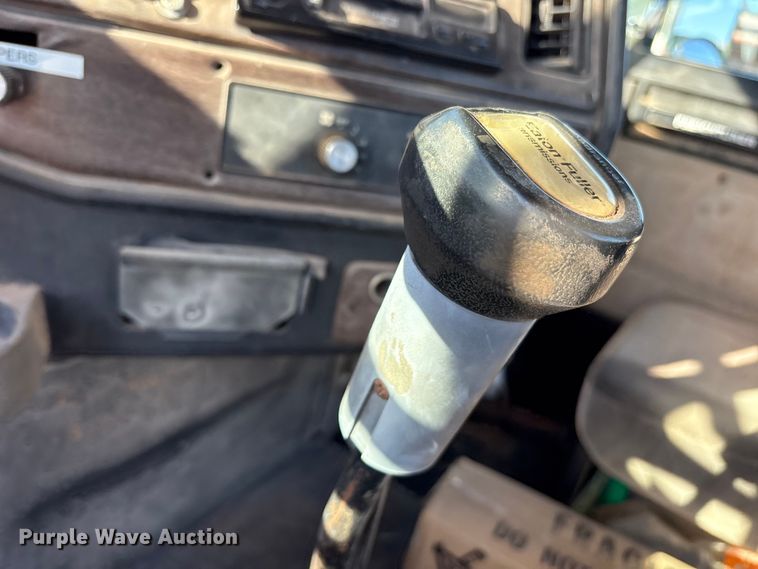 image for item ET7178 1990 Freightliner FLD semi truck