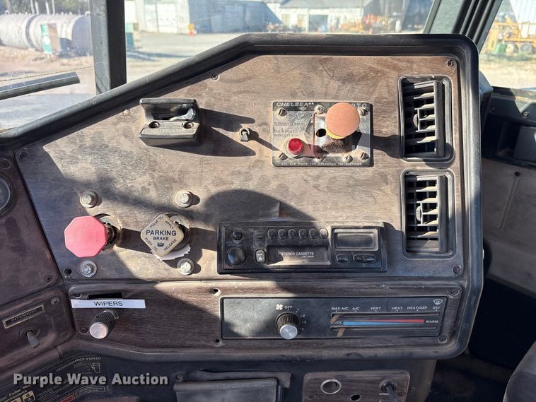 image for item ET7178 1990 Freightliner FLD semi truck