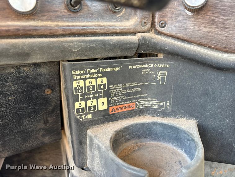 image for item ET7178 1990 Freightliner FLD semi truck