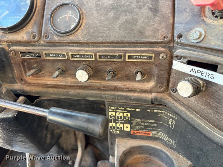 image for item ET7178 1990 Freightliner FLD semi truck