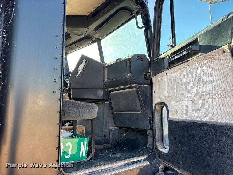 image for item ET7178 1990 Freightliner FLD semi truck