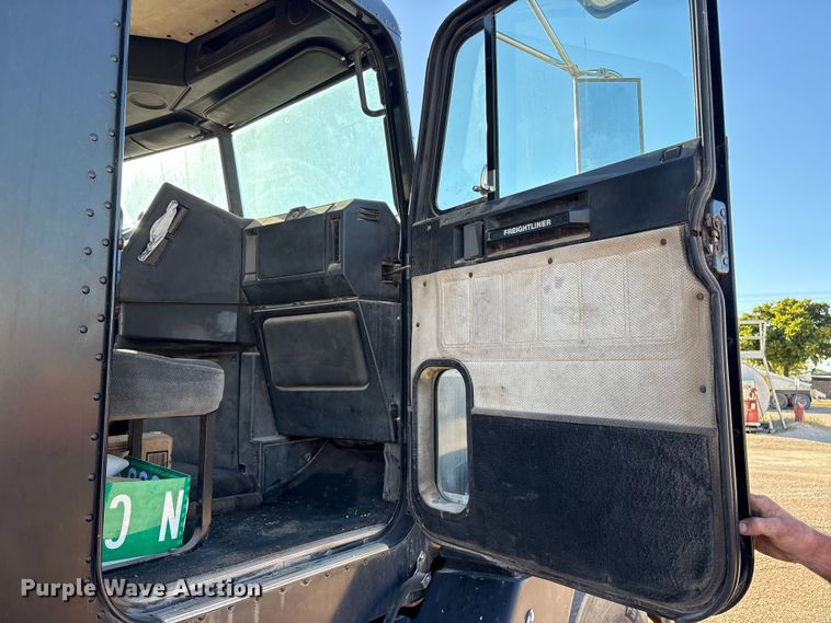 image for item ET7178 1990 Freightliner FLD semi truck