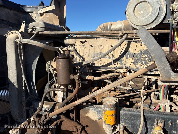 image for item ET7178 1990 Freightliner FLD semi truck