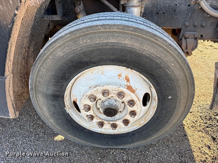 image for item ET7178 1990 Freightliner FLD semi truck