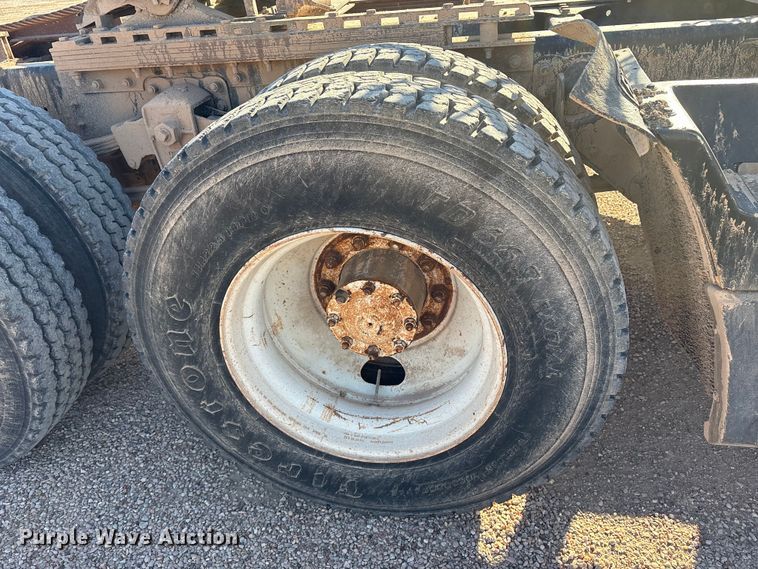 image for item ET7178 1990 Freightliner FLD semi truck