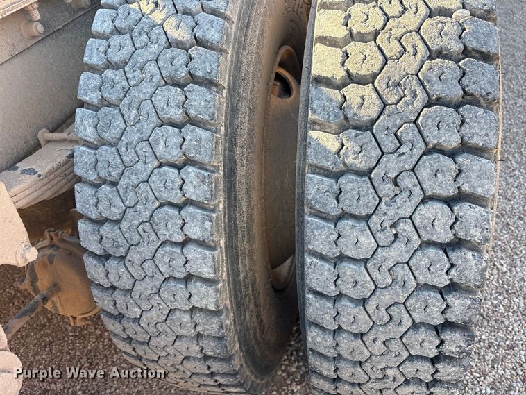 image for item ET7178 1990 Freightliner FLD semi truck