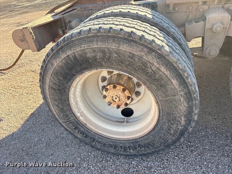 image for item ET7178 1990 Freightliner FLD semi truck