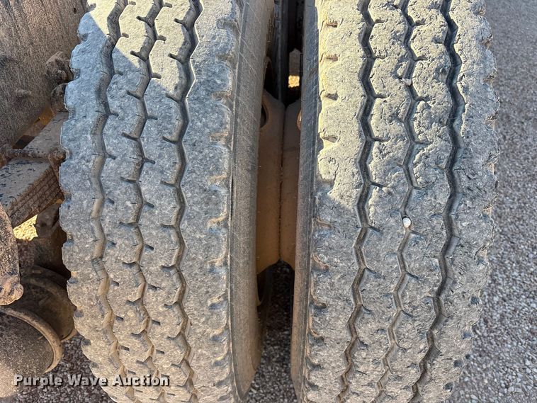 image for item ET7178 1990 Freightliner FLD semi truck