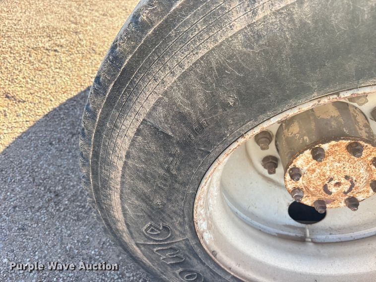 image for item ET7178 1990 Freightliner FLD semi truck