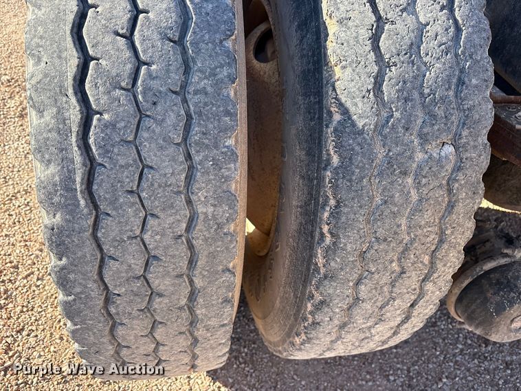 image for item ET7178 1990 Freightliner FLD semi truck