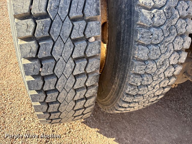 image for item ET7178 1990 Freightliner FLD semi truck