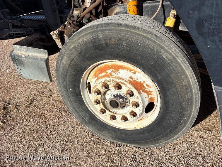 image for item ET7178 1990 Freightliner FLD semi truck