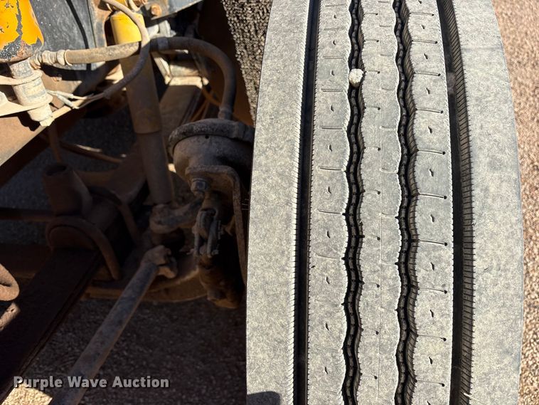 image for item ET7178 1990 Freightliner FLD semi truck