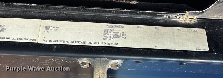 image for item ET7178 1990 Freightliner FLD semi truck