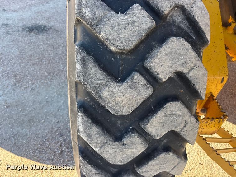 image for item ET7179 1991 John Deere 770BH motor grader