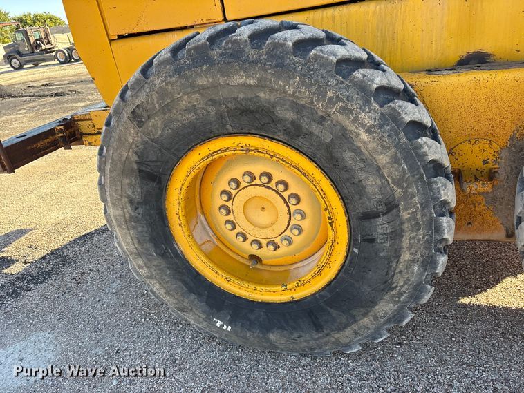 image for item ET7179 1991 John Deere 770BH motor grader