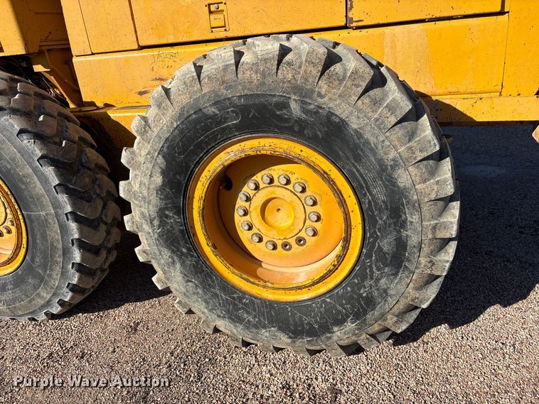 image for item ET7179 1991 John Deere 770BH motor grader