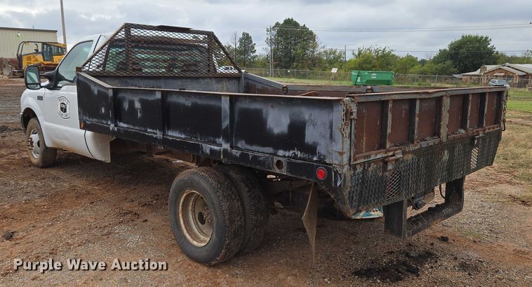 image for item EU3953 2001 Ford F350 Super Duty XLT flatbed pickup truck