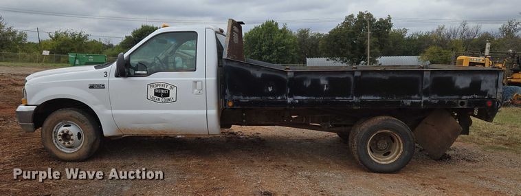 image for item EU3953 2001 Ford F350 Super Duty XLT flatbed pickup truck