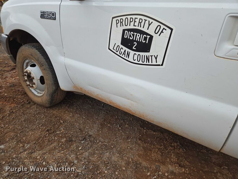 image for item EU3953 2001 Ford F350 Super Duty XLT flatbed pickup truck