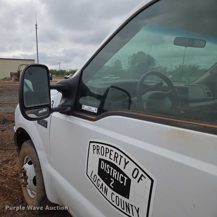 image for item EU3953 2001 Ford F350 Super Duty XLT flatbed pickup truck