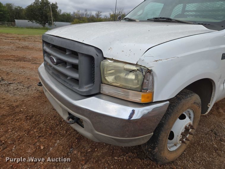 image for item EU3953 2001 Ford F350 Super Duty XLT flatbed pickup truck