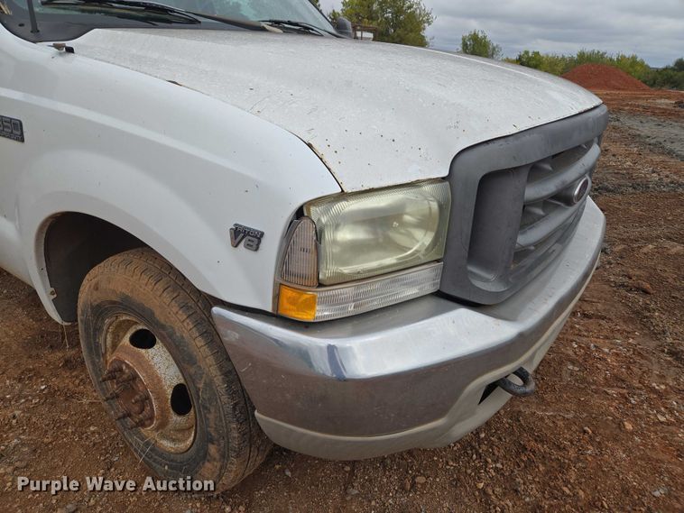 image for item EU3953 2001 Ford F350 Super Duty XLT flatbed pickup truck