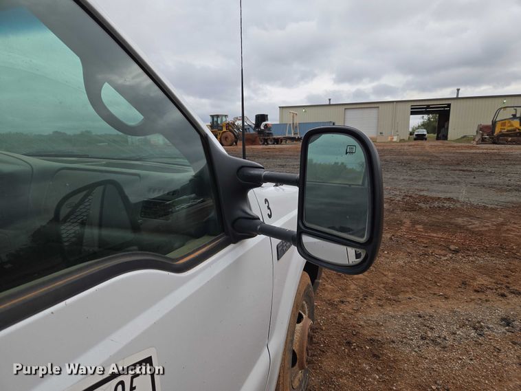 image for item EU3953 2001 Ford F350 Super Duty XLT flatbed pickup truck