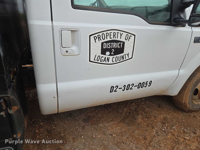 image for item EU3953 2001 Ford F350 Super Duty XLT flatbed pickup truck