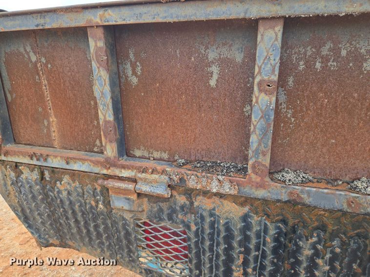 image for item EU3953 2001 Ford F350 Super Duty XLT flatbed pickup truck