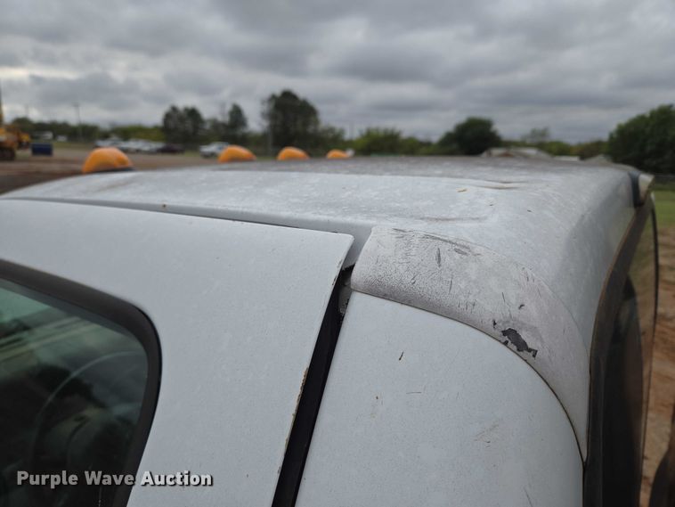 image for item EU3953 2001 Ford F350 Super Duty XLT flatbed pickup truck