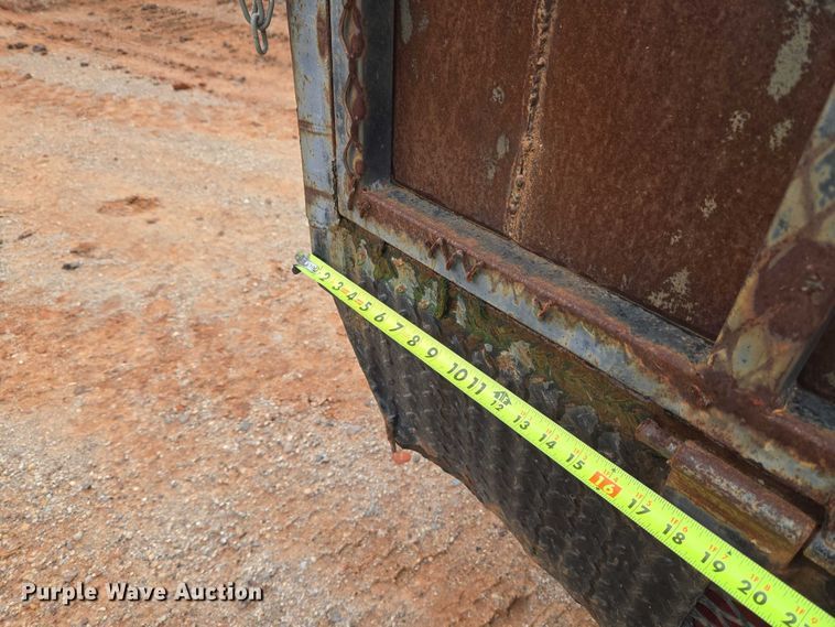 image for item EU3953 2001 Ford F350 Super Duty XLT flatbed pickup truck